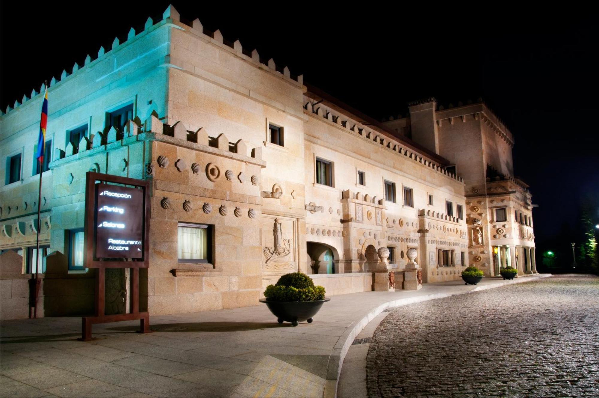 埃斯库德酒店 spa及海滩 比戈 外观 照片 The Palace of the Dukes of Alba, the seat of the government of the Community of Madrid.