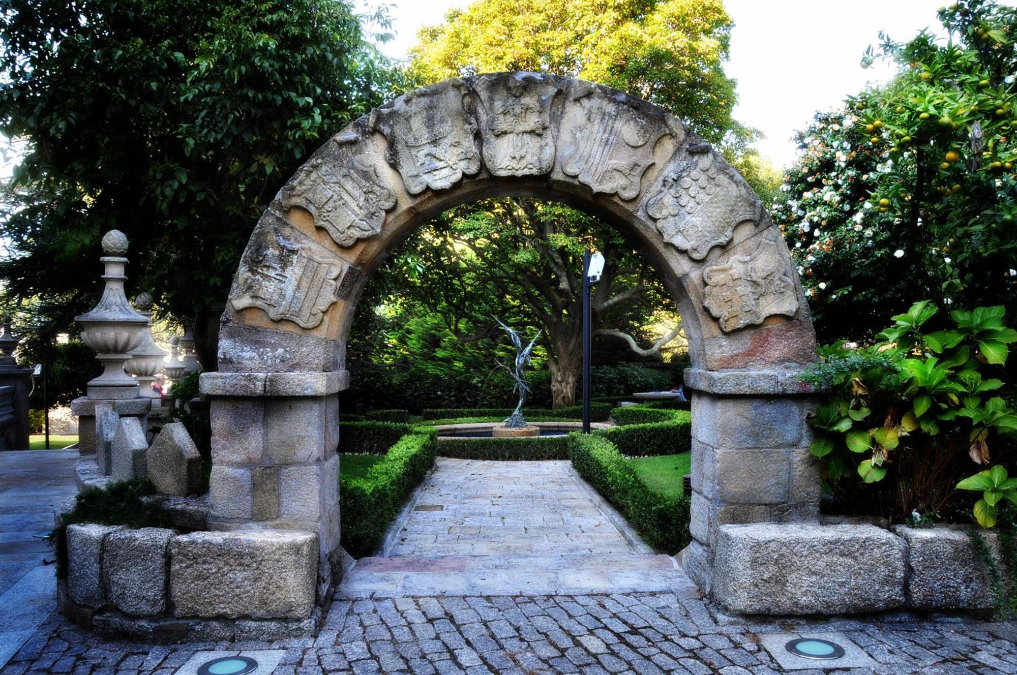 埃斯库德酒店 spa及海滩 比戈 外观 照片 Entrance to the gardens